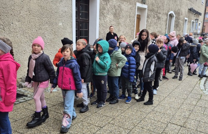 W środę, 29 października, uczniowie klas I-III naszej szkoły wybrali się do POK-u, aby obejrzeć wyjątkowy spektakl pt. „Czarodziejski ołówek”, przygotowany przez artystów Poznańskiego Teatru Aktora. Już od pierwszych minut przedstawienia dzieci z zainteresowaniem śledziły losy głównych bohaterów, którzy dzięki magicznemu ołówkowi potrafili zmieniać świat na lepsze.
Barwna scenografia, muzyka i wciągająca fabuła przeniosły najmłodszych w świat pełen wyobraźni, humoru i magii. Aktorzy wspaniale angażowali publiczność, zachęcając dzieci do wspólnej zabawy i reagowania na to, co działo się na scenie. Nie zabrakło śmiechu, emocji i dobrej zabawy.
Po zakończeniu spektaklu uczniowie nagrodzili artystów gromkimi brawami. Dzieci wróciły do szkoły w doskonałych humorach, bogatsze o nowe wrażenia.
