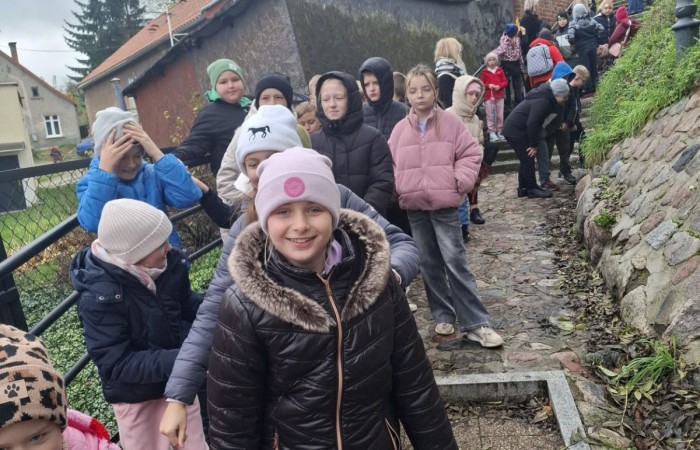 W środę, 29 października, uczniowie klas I-III naszej szkoły wybrali się do POK-u, aby obejrzeć wyjątkowy spektakl pt. „Czarodziejski ołówek”, przygotowany przez artystów Poznańskiego Teatru Aktora. Już od pierwszych minut przedstawienia dzieci z zainteresowaniem śledziły losy głównych bohaterów, którzy dzięki magicznemu ołówkowi potrafili zmieniać świat na lepsze.
Barwna scenografia, muzyka i wciągająca fabuła przeniosły najmłodszych w świat pełen wyobraźni, humoru i magii. Aktorzy wspaniale angażowali publiczność, zachęcając dzieci do wspólnej zabawy i reagowania na to, co działo się na scenie. Nie zabrakło śmiechu, emocji i dobrej zabawy.
Po zakończeniu spektaklu uczniowie nagrodzili artystów gromkimi brawami. Dzieci wróciły do szkoły w doskonałych humorach, bogatsze o nowe wrażenia.
