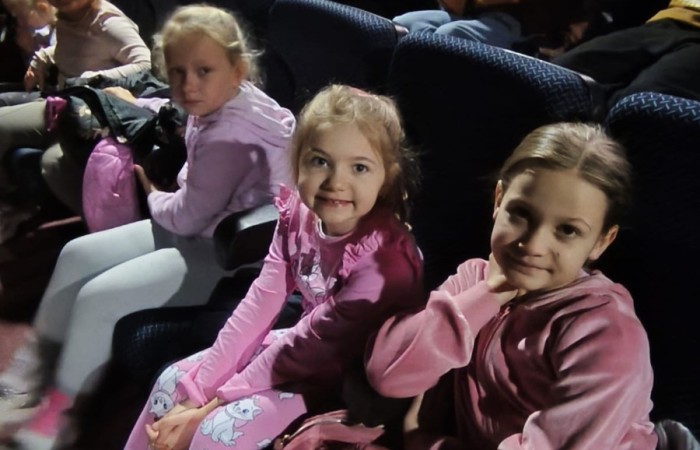 W środę, 29 października, uczniowie klas I-III naszej szkoły wybrali się do POK-u, aby obejrzeć wyjątkowy spektakl pt. „Czarodziejski ołówek”, przygotowany przez artystów Poznańskiego Teatru Aktora. Już od pierwszych minut przedstawienia dzieci z zainteresowaniem śledziły losy głównych bohaterów, którzy dzięki magicznemu ołówkowi potrafili zmieniać świat na lepsze.
Barwna scenografia, muzyka i wciągająca fabuła przeniosły najmłodszych w świat pełen wyobraźni, humoru i magii. Aktorzy wspaniale angażowali publiczność, zachęcając dzieci do wspólnej zabawy i reagowania na to, co działo się na scenie. Nie zabrakło śmiechu, emocji i dobrej zabawy.
Po zakończeniu spektaklu uczniowie nagrodzili artystów gromkimi brawami. Dzieci wróciły do szkoły w doskonałych humorach, bogatsze o nowe wrażenia.
