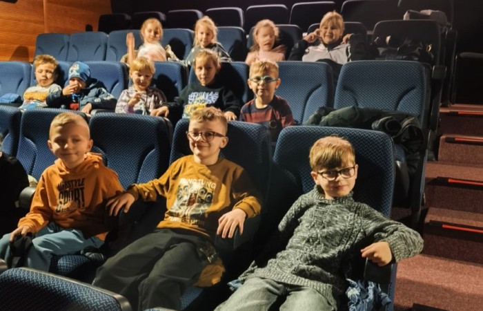 W środę, 29 października, uczniowie klas I-III naszej szkoły wybrali się do POK-u, aby obejrzeć wyjątkowy spektakl pt. „Czarodziejski ołówek”, przygotowany przez artystów Poznańskiego Teatru Aktora. Już od pierwszych minut przedstawienia dzieci z zainteresowaniem śledziły losy głównych bohaterów, którzy dzięki magicznemu ołówkowi potrafili zmieniać świat na lepsze.
Barwna scenografia, muzyka i wciągająca fabuła przeniosły najmłodszych w świat pełen wyobraźni, humoru i magii. Aktorzy wspaniale angażowali publiczność, zachęcając dzieci do wspólnej zabawy i reagowania na to, co działo się na scenie. Nie zabrakło śmiechu, emocji i dobrej zabawy.
Po zakończeniu spektaklu uczniowie nagrodzili artystów gromkimi brawami. Dzieci wróciły do szkoły w doskonałych humorach, bogatsze o nowe wrażenia.

