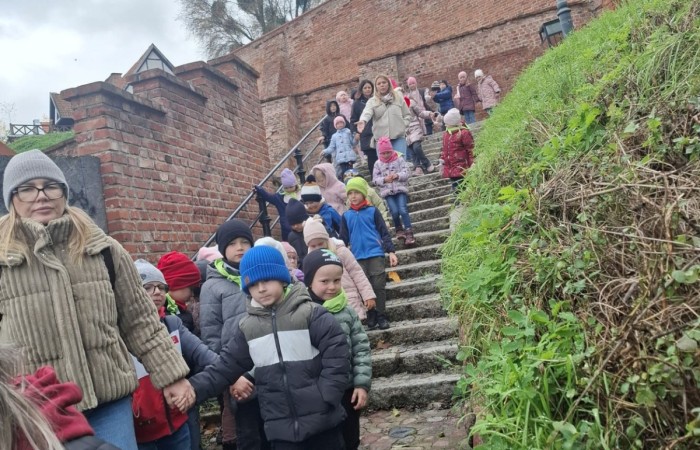 W środę, 29 października, uczniowie klas I-III naszej szkoły wybrali się do POK-u, aby obejrzeć wyjątkowy spektakl pt. „Czarodziejski ołówek”, przygotowany przez artystów Poznańskiego Teatru Aktora. Już od pierwszych minut przedstawienia dzieci z zainteresowaniem śledziły losy głównych bohaterów, którzy dzięki magicznemu ołówkowi potrafili zmieniać świat na lepsze.
Barwna scenografia, muzyka i wciągająca fabuła przeniosły najmłodszych w świat pełen wyobraźni, humoru i magii. Aktorzy wspaniale angażowali publiczność, zachęcając dzieci do wspólnej zabawy i reagowania na to, co działo się na scenie. Nie zabrakło śmiechu, emocji i dobrej zabawy.
Po zakończeniu spektaklu uczniowie nagrodzili artystów gromkimi brawami. Dzieci wróciły do szkoły w doskonałych humorach, bogatsze o nowe wrażenia.
