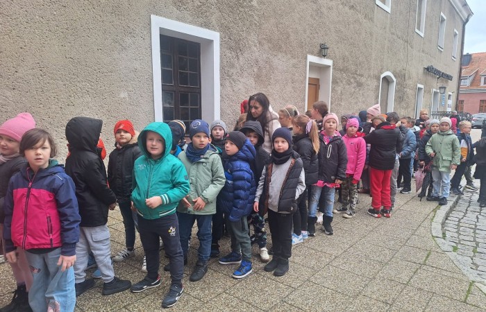 W środę, 29 października, uczniowie klas I-III naszej szkoły wybrali się do POK-u, aby obejrzeć wyjątkowy spektakl pt. „Czarodziejski ołówek”, przygotowany przez artystów Poznańskiego Teatru Aktora. Już od pierwszych minut przedstawienia dzieci z zainteresowaniem śledziły losy głównych bohaterów, którzy dzięki magicznemu ołówkowi potrafili zmieniać świat na lepsze.
Barwna scenografia, muzyka i wciągająca fabuła przeniosły najmłodszych w świat pełen wyobraźni, humoru i magii. Aktorzy wspaniale angażowali publiczność, zachęcając dzieci do wspólnej zabawy i reagowania na to, co działo się na scenie. Nie zabrakło śmiechu, emocji i dobrej zabawy.
Po zakończeniu spektaklu uczniowie nagrodzili artystów gromkimi brawami. Dzieci wróciły do szkoły w doskonałych humorach, bogatsze o nowe wrażenia.
