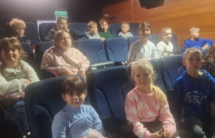 W środę, 29 października, uczniowie klas I-III naszej szkoły wybrali się do POK-u, aby obejrzeć wyjątkowy spektakl pt. „Czarodziejski ołówek”, przygotowany przez artystów Poznańskiego Teatru Aktora. Już od pierwszych minut przedstawienia dzieci z zainteresowaniem śledziły losy głównych bohaterów, którzy dzięki magicznemu ołówkowi potrafili zmieniać świat na lepsze.
Barwna scenografia, muzyka i wciągająca fabuła przeniosły najmłodszych w świat pełen wyobraźni, humoru i magii. Aktorzy wspaniale angażowali publiczność, zachęcając dzieci do wspólnej zabawy i reagowania na to, co działo się na scenie. Nie zabrakło śmiechu, emocji i dobrej zabawy.
Po zakończeniu spektaklu uczniowie nagrodzili artystów gromkimi brawami. Dzieci wróciły do szkoły w doskonałych humorach, bogatsze o nowe wrażenia.
