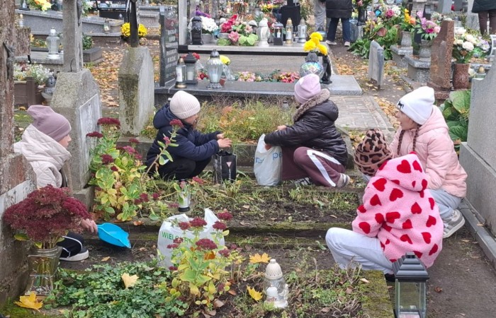 Dziś grupa naszych uczniów–wolontariuszy wzięła udział w wyjątkowej inicjatywie – odwiedzili Cmentarz Komunalny w Pasłęku, aby zadbać o opuszczone groby i oddać hołd tym, o których pamięć mogłaby z czasem zaniknąć.
Wspólnie sprzątali nagrobki, zapalali znicze przyniesione wcześniej podczas szkolnej zbiórki i w ciszy chwili zadumy wspominali tych, którzy odeszli. 
To piękny gest szacunku i troski nie tylko o miejsca pochówku, ale także o historię naszego miasta. Dziękujemy wszystkim, którzy włączyli się w akcję i pokazali, że pamięć o przeszłości jest dla nas ważna.
