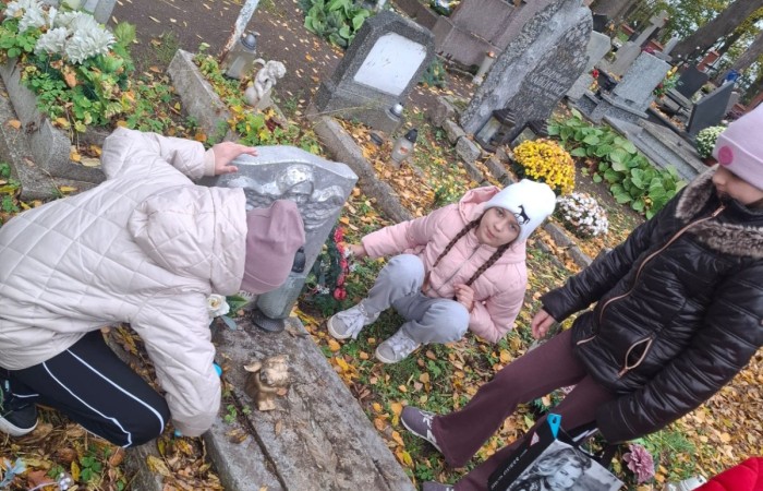 Dziś grupa naszych uczniów–wolontariuszy wzięła udział w wyjątkowej inicjatywie – odwiedzili Cmentarz Komunalny w Pasłęku, aby zadbać o opuszczone groby i oddać hołd tym, o których pamięć mogłaby z czasem zaniknąć.
Wspólnie sprzątali nagrobki, zapalali znicze przyniesione wcześniej podczas szkolnej zbiórki i w ciszy chwili zadumy wspominali tych, którzy odeszli. 
To piękny gest szacunku i troski nie tylko o miejsca pochówku, ale także o historię naszego miasta. Dziękujemy wszystkim, którzy włączyli się w akcję i pokazali, że pamięć o przeszłości jest dla nas ważna.
