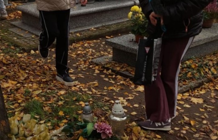 Dziś grupa naszych uczniów–wolontariuszy wzięła udział w wyjątkowej inicjatywie – odwiedzili Cmentarz Komunalny w Pasłęku, aby zadbać o opuszczone groby i oddać hołd tym, o których pamięć mogłaby z czasem zaniknąć.
Wspólnie sprzątali nagrobki, zapalali znicze przyniesione wcześniej podczas szkolnej zbiórki i w ciszy chwili zadumy wspominali tych, którzy odeszli. 
To piękny gest szacunku i troski nie tylko o miejsca pochówku, ale także o historię naszego miasta. Dziękujemy wszystkim, którzy włączyli się w akcję i pokazali, że pamięć o przeszłości jest dla nas ważna.
