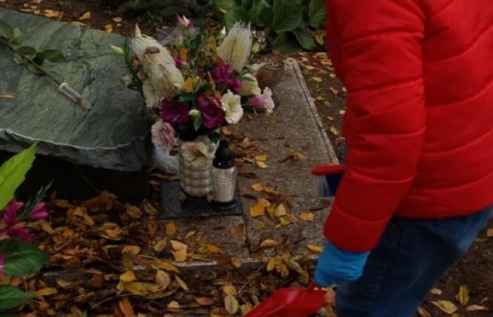 Dziś grupa naszych uczniów–wolontariuszy wzięła udział w wyjątkowej inicjatywie – odwiedzili Cmentarz Komunalny w Pasłęku, aby zadbać o opuszczone groby i oddać hołd tym, o których pamięć mogłaby z czasem zaniknąć.
Wspólnie sprzątali nagrobki, zapalali znicze przyniesione wcześniej podczas szkolnej zbiórki i w ciszy chwili zadumy wspominali tych, którzy odeszli. 
To piękny gest szacunku i troski nie tylko o miejsca pochówku, ale także o historię naszego miasta. Dziękujemy wszystkim, którzy włączyli się w akcję i pokazali, że pamięć o przeszłości jest dla nas ważna.
