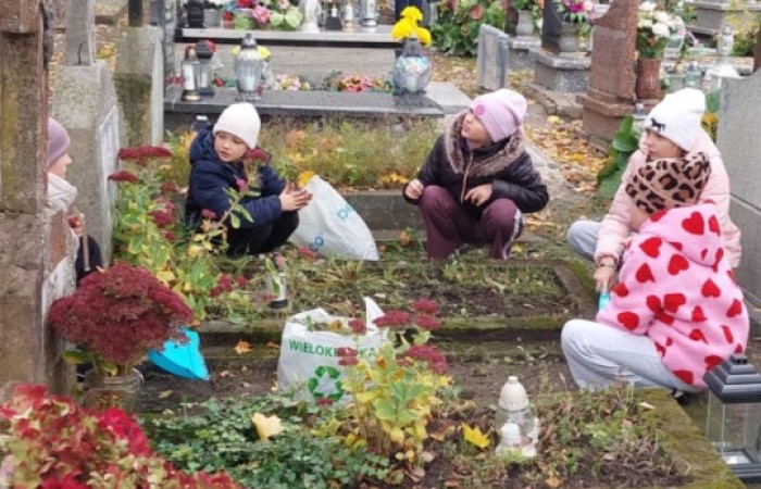 Dziś grupa naszych uczniów–wolontariuszy wzięła udział w wyjątkowej inicjatywie – odwiedzili Cmentarz Komunalny w Pasłęku, aby zadbać o opuszczone groby i oddać hołd tym, o których pamięć mogłaby z czasem zaniknąć.
Wspólnie sprzątali nagrobki, zapalali znicze przyniesione wcześniej podczas szkolnej zbiórki i w ciszy chwili zadumy wspominali tych, którzy odeszli. 
To piękny gest szacunku i troski nie tylko o miejsca pochówku, ale także o historię naszego miasta. Dziękujemy wszystkim, którzy włączyli się w akcję i pokazali, że pamięć o przeszłości jest dla nas ważna.
