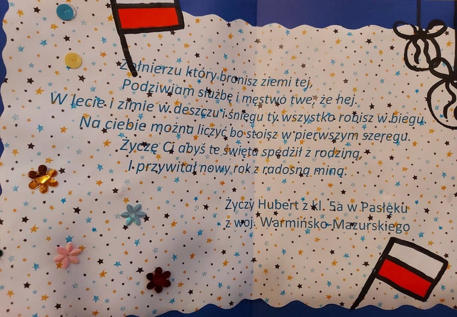 Jak co roku w naszej szkol widać, słychać a nawet czuć nadchodzący magiczny czas. Nasi szkolni Mikołajowie mieli w tym roku pełne ręce pracy. Zrobiliśmy mnóstwo kartek z pięknymi życzeniami. Wysłaliśmy je do partnerów realizowanego w szkole projektu Erasmus +. Świąteczne życzenia przygotowaliśmy też i przekazaliśmy dla seniorów z Domu Pogodnego Seniora REMI w Bogaczewie. W tym szczególnym czasie nie zapominamy o naszych żołnierzach. W ramach akcji #Murem za polskim mundurem ręcznie przygotowane kartki otrzymali pracownicy służb mundurowych dbających o nasze bezpieczeństwo. Żeby święta było słychać, kolędowaliśmy pod choinką w pięknie udekorowanej szkole. Na oknach, na holach i gazetkach pojawiły się zimowe akcenty. Odbyły się liczne spotkania wigilijne i świąteczne w klasach. W szkole było też czuć święta a to za sprawą akcji pieczenia pierników. Dziękujemy wszystkim, którzy przyczynili się do tego, że magia świąt zagościła w naszej szkole mimo tak trudnego czasu.