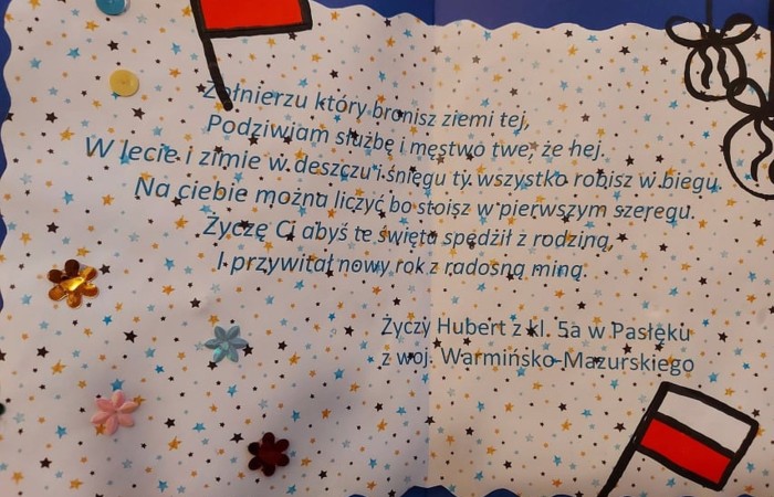 Jak co roku w naszej szkol widać, słychać a nawet czuć nadchodzący magiczny czas. Nasi szkolni Mikołajowie mieli w tym roku pełne ręce pracy. Zrobiliśmy mnóstwo kartek z pięknymi życzeniami. Wysłaliśmy je do partnerów realizowanego w szkole projektu Erasmus +. Świąteczne życzenia przygotowaliśmy też i przekazaliśmy dla seniorów z Domu Pogodnego Seniora REMI w Bogaczewie. W tym szczególnym czasie nie zapominamy o naszych żołnierzach. W ramach akcji #Murem za polskim mundurem ręcznie przygotowane kartki otrzymali pracownicy służb mundurowych dbających o nasze bezpieczeństwo. Żeby święta było słychać, kolędowaliśmy pod choinką w pięknie udekorowanej szkole. Na oknach, na holach i gazetkach pojawiły się zimowe akcenty. Odbyły się liczne spotkania wigilijne i świąteczne w klasach. W szkole było też czuć święta a to za sprawą akcji pieczenia pierników. Dziękujemy wszystkim, którzy przyczynili się do tego, że magia świąt zagościła w naszej szkole mimo tak trudnego czasu.