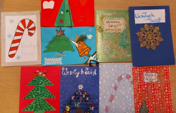 Jak co roku w naszej szkol widać, słychać a nawet czuć nadchodzący magiczny czas. Nasi szkolni Mikołajowie mieli w tym roku pełne ręce pracy. Zrobiliśmy mnóstwo kartek z pięknymi życzeniami. Wysłaliśmy je do partnerów realizowanego w szkole projektu Erasmus +. Świąteczne życzenia przygotowaliśmy też i przekazaliśmy dla seniorów z Domu Pogodnego Seniora REMI w Bogaczewie. W tym szczególnym czasie nie zapominamy o naszych żołnierzach. W ramach akcji #Murem za polskim mundurem ręcznie przygotowane kartki otrzymali pracownicy służb mundurowych dbających o nasze bezpieczeństwo. Żeby święta było słychać, kolędowaliśmy pod choinką w pięknie udekorowanej szkole. Na oknach, na holach i gazetkach pojawiły się zimowe akcenty. Odbyły się liczne spotkania wigilijne i świąteczne w klasach. W szkole było też czuć święta a to za sprawą akcji pieczenia pierników. Dziękujemy wszystkim, którzy przyczynili się do tego, że magia świąt zagościła w naszej szkole mimo tak trudnego czasu.