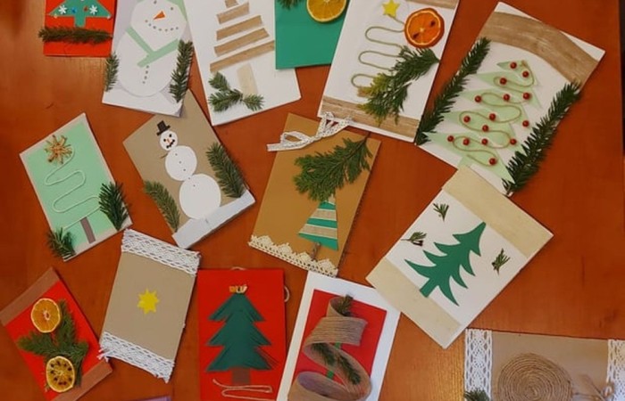 Jak co roku w naszej szkol widać, słychać a nawet czuć nadchodzący magiczny czas. Nasi szkolni Mikołajowie mieli w tym roku pełne ręce pracy. Zrobiliśmy mnóstwo kartek z pięknymi życzeniami. Wysłaliśmy je do partnerów realizowanego w szkole projektu Erasmus +. Świąteczne życzenia przygotowaliśmy też i przekazaliśmy dla seniorów z Domu Pogodnego Seniora REMI w Bogaczewie. W tym szczególnym czasie nie zapominamy o naszych żołnierzach. W ramach akcji #Murem za polskim mundurem ręcznie przygotowane kartki otrzymali pracownicy służb mundurowych dbających o nasze bezpieczeństwo. Żeby święta było słychać, kolędowaliśmy pod choinką w pięknie udekorowanej szkole. Na oknach, na holach i gazetkach pojawiły się zimowe akcenty. Odbyły się liczne spotkania wigilijne i świąteczne w klasach. W szkole było też czuć święta a to za sprawą akcji pieczenia pierników. Dziękujemy wszystkim, którzy przyczynili się do tego, że magia świąt zagościła w naszej szkole mimo tak trudnego czasu.
