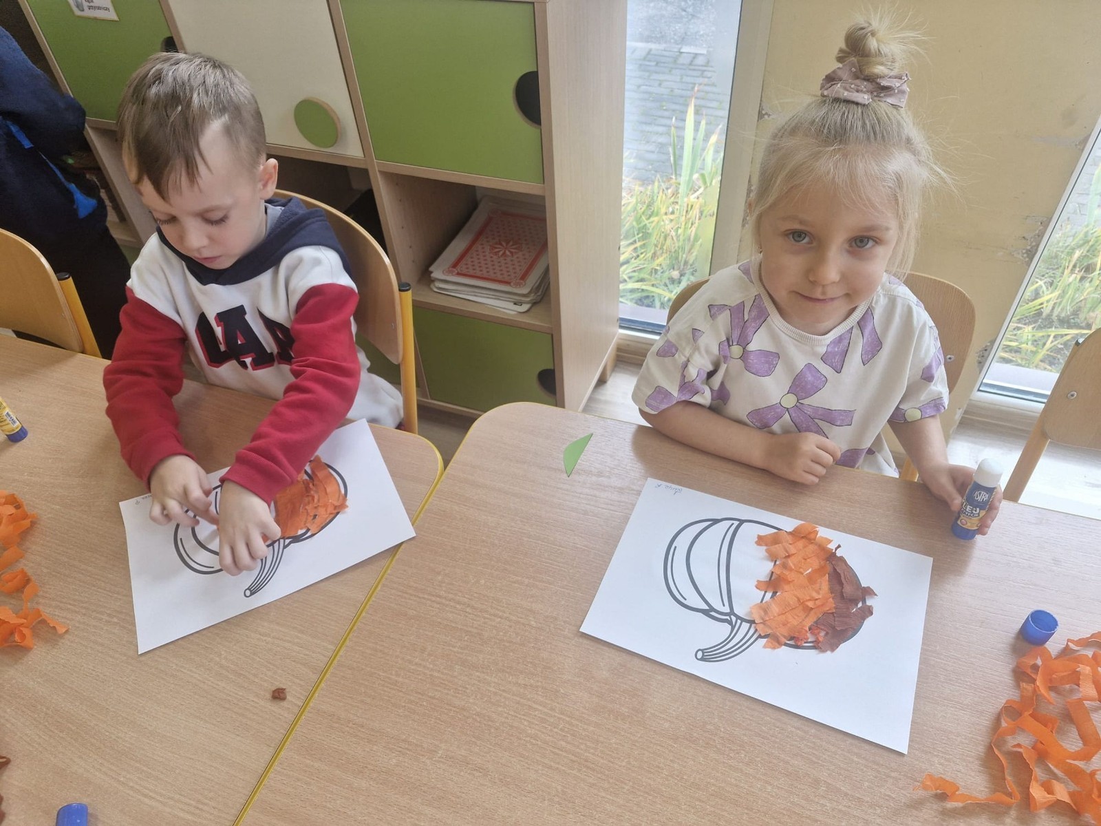 31 października nasze przedszkole zamieniło się w prawdziwą dyniową krainę! W salach królował kolor pomarańczowy, a wszędzie można było zobaczyć uśmiechnięte buzie dzieci i  dynie w różnych kształtach i rozmiarach.Przedszkolaki chętnie brały udział w zabawach muzyczno-ruchowych oraz zajęciach plastycznych z dynią w roli głównej.
Dzieci dowiedziały się, że dynia to nie tylko piękna ozdoba jesieni, ale również zdrowe i smaczne warzywo, z którego można przygotować wiele pysznych potraw.Na zakończenie dnia dzieci otrzymały dyniowe medale oraz pamiątkowe dyplomy,świadczące o ich udziale i zaangażowaniu w obchody tego święta.
To był dzień pełen radości, kolorów ,niezapomnianych wrażeń i jesiennej magii.
