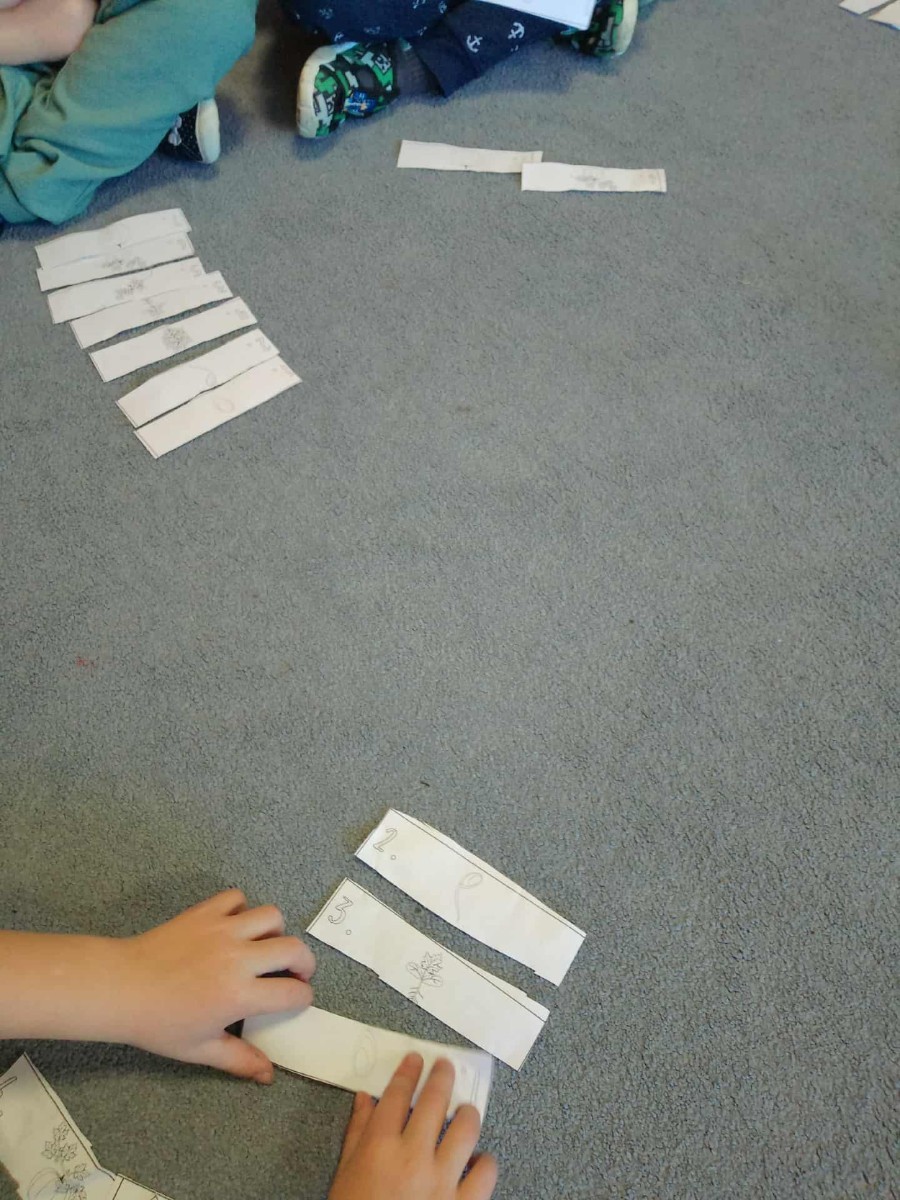 31 października nasze przedszkole zamieniło się w prawdziwą dyniową krainę! W salach królował kolor pomarańczowy, a wszędzie można było zobaczyć uśmiechnięte buzie dzieci i  dynie w różnych kształtach i rozmiarach.Przedszkolaki chętnie brały udział w zabawach muzyczno-ruchowych oraz zajęciach plastycznych z dynią w roli głównej.
Dzieci dowiedziały się, że dynia to nie tylko piękna ozdoba jesieni, ale również zdrowe i smaczne warzywo, z którego można przygotować wiele pysznych potraw.Na zakończenie dnia dzieci otrzymały dyniowe medale oraz pamiątkowe dyplomy,świadczące o ich udziale i zaangażowaniu w obchody tego święta.
To był dzień pełen radości, kolorów ,niezapomnianych wrażeń i jesiennej magii.
