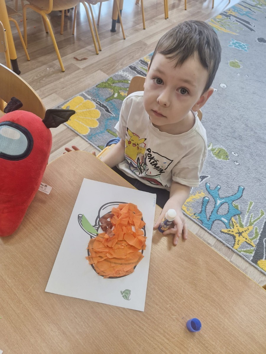 31 października nasze przedszkole zamieniło się w prawdziwą dyniową krainę! W salach królował kolor pomarańczowy, a wszędzie można było zobaczyć uśmiechnięte buzie dzieci i  dynie w różnych kształtach i rozmiarach.Przedszkolaki chętnie brały udział w zabawach muzyczno-ruchowych oraz zajęciach plastycznych z dynią w roli głównej.
Dzieci dowiedziały się, że dynia to nie tylko piękna ozdoba jesieni, ale również zdrowe i smaczne warzywo, z którego można przygotować wiele pysznych potraw.Na zakończenie dnia dzieci otrzymały dyniowe medale oraz pamiątkowe dyplomy,świadczące o ich udziale i zaangażowaniu w obchody tego święta.
To był dzień pełen radości, kolorów ,niezapomnianych wrażeń i jesiennej magii.
