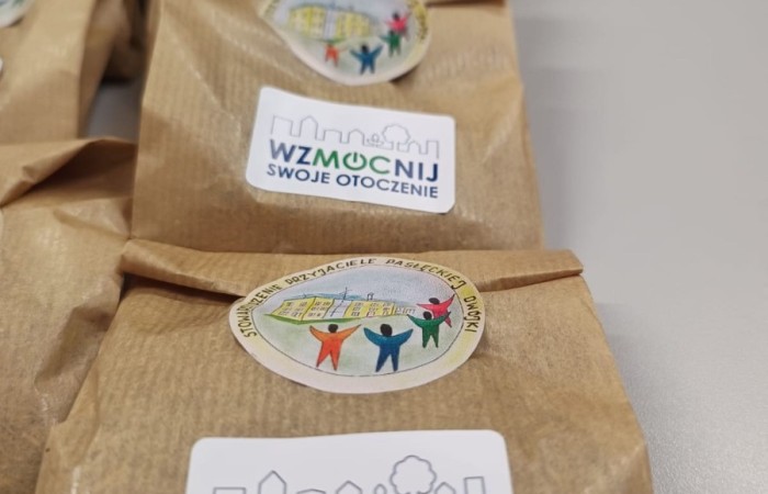 Dzięki grantowi przyznanemu przez Polskie Sieci Elektroenergetyczne w ramach VII edycji programu “ Wzmocnij Swoje Otoczenie” dla Stowarzyszenia Przyjaciele Pasłęckiej Dwójki, na terenie Szkoły Podstawowej nr 2 w Pasłęku powstało wyjątkowe miejsce – EkoEduPark PSE. To przestrzeń stworzona z myślą o edukacji ekologicznej, integracji społecznej oraz promowaniu postaw proekologicznych wśród dzieci, młodzieży i dorosłych mieszkańców naszej gminy.