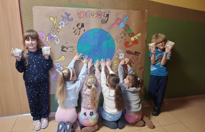 Dzięki grantowi przyznanemu przez Polskie Sieci Elektroenergetyczne w ramach VII edycji programu “ Wzmocnij Swoje Otoczenie” dla Stowarzyszenia Przyjaciele Pasłęckiej Dwójki, na terenie Szkoły Podstawowej nr 2 w Pasłęku powstało wyjątkowe miejsce – EkoEduPark PSE. To przestrzeń stworzona z myślą o edukacji ekologicznej, integracji społecznej oraz promowaniu postaw proekologicznych wśród dzieci, młodzieży i dorosłych mieszkańców naszej gminy.