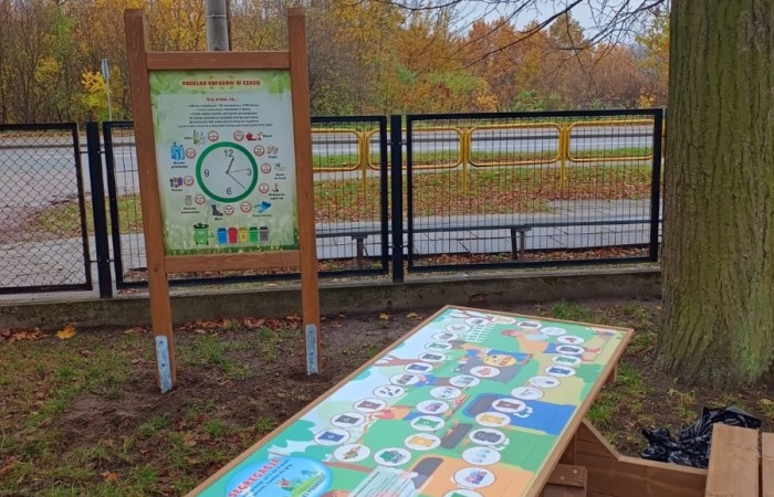 Dzięki grantowi przyznanemu przez Polskie Sieci Elektroenergetyczne w ramach VII edycji programu “ Wzmocnij Swoje Otoczenie” dla Stowarzyszenia Przyjaciele Pasłęckiej Dwójki, na terenie Szkoły Podstawowej nr 2 w Pasłęku powstało wyjątkowe miejsce – EkoEduPark PSE. To przestrzeń stworzona z myślą o edukacji ekologicznej, integracji społecznej oraz promowaniu postaw proekologicznych wśród dzieci, młodzieży i dorosłych mieszkańców naszej gminy.