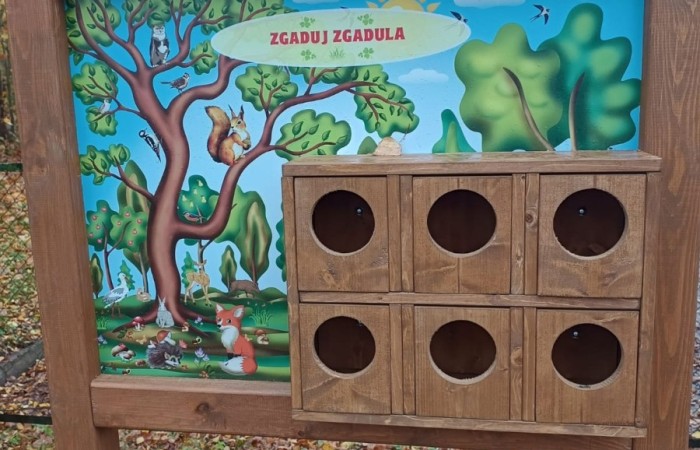 Dzięki grantowi przyznanemu przez Polskie Sieci Elektroenergetyczne w ramach VII edycji programu “ Wzmocnij Swoje Otoczenie” dla Stowarzyszenia Przyjaciele Pasłęckiej Dwójki, na terenie Szkoły Podstawowej nr 2 w Pasłęku powstało wyjątkowe miejsce – EkoEduPark PSE. To przestrzeń stworzona z myślą o edukacji ekologicznej, integracji społecznej oraz promowaniu postaw proekologicznych wśród dzieci, młodzieży i dorosłych mieszkańców naszej gminy.