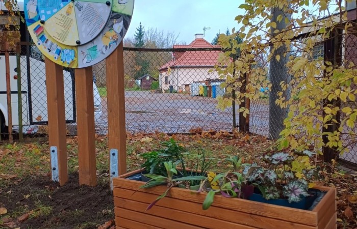 Dzięki grantowi przyznanemu przez Polskie Sieci Elektroenergetyczne w ramach VII edycji programu “ Wzmocnij Swoje Otoczenie” dla Stowarzyszenia Przyjaciele Pasłęckiej Dwójki, na terenie Szkoły Podstawowej nr 2 w Pasłęku powstało wyjątkowe miejsce – EkoEduPark PSE. To przestrzeń stworzona z myślą o edukacji ekologicznej, integracji społecznej oraz promowaniu postaw proekologicznych wśród dzieci, młodzieży i dorosłych mieszkańców naszej gminy.