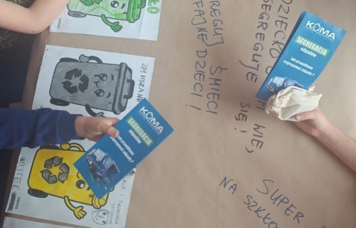 Dzięki grantowi przyznanemu przez Polskie Sieci Elektroenergetyczne w ramach VII edycji programu “ Wzmocnij Swoje Otoczenie” dla Stowarzyszenia Przyjaciele Pasłęckiej Dwójki, na terenie Szkoły Podstawowej nr 2 w Pasłęku powstało wyjątkowe miejsce – EkoEduPark PSE. To przestrzeń stworzona z myślą o edukacji ekologicznej, integracji społecznej oraz promowaniu postaw proekologicznych wśród dzieci, młodzieży i dorosłych mieszkańców naszej gminy.