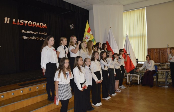 Zbliża się bardzo ważny dzień dla każdego Polaka – 11 Listopada. Nasza szkoła już dziś postanowiła uczcić ten dzień - odbyła się uroczystość z okazji Narodowego Dnia Niepodległości. Był to wyjątkowy czas, podczas którego cała społeczność szkolna mogła wspólnie uczcić jedno z najważniejszych świąt państwowych w Polsce.
Głównym punktem programu był występ uczniów klas szóstych, którzy pod kierunkiem wychowawców, przygotowali wzruszające przedstawienie o tematyce patriotycznej. Młodzi artyści z wielkim zaangażowaniem zaprezentowali najważniejsze wydarzenia, przypominając wszystkim o drodze Polski do wolności oraz o bohaterach narodowych.
Uroczystość uświetnił również występ zespołu wokalnego Forte, prowadzonego przez panią Iwonę Matukiewicz. 
Ważnym momentem wydarzenia było wspólne odśpiewanie hymnu narodowego oraz innych pieśni patriotycznych. Ta chwila połączyła wszystkich uczestników w poczuciu wspólnoty i dumy z bycia Polakami.
Serdecznie dziękujemy wszystkim uczniom, nauczycielom i gościom za udział w uroczystości oraz zaangażowanie w pielęgnowanie pamięci o historii naszego kraju.
