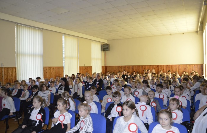 Zbliża się bardzo ważny dzień dla każdego Polaka – 11 Listopada. Nasza szkoła już dziś postanowiła uczcić ten dzień - odbyła się uroczystość z okazji Narodowego Dnia Niepodległości. Był to wyjątkowy czas, podczas którego cała społeczność szkolna mogła wspólnie uczcić jedno z najważniejszych świąt państwowych w Polsce.
Głównym punktem programu był występ uczniów klas szóstych, którzy pod kierunkiem wychowawców, przygotowali wzruszające przedstawienie o tematyce patriotycznej. Młodzi artyści z wielkim zaangażowaniem zaprezentowali najważniejsze wydarzenia, przypominając wszystkim o drodze Polski do wolności oraz o bohaterach narodowych.
Uroczystość uświetnił również występ zespołu wokalnego Forte, prowadzonego przez panią Iwonę Matukiewicz. 
Ważnym momentem wydarzenia było wspólne odśpiewanie hymnu narodowego oraz innych pieśni patriotycznych. Ta chwila połączyła wszystkich uczestników w poczuciu wspólnoty i dumy z bycia Polakami.
Serdecznie dziękujemy wszystkim uczniom, nauczycielom i gościom za udział w uroczystości oraz zaangażowanie w pielęgnowanie pamięci o historii naszego kraju.
