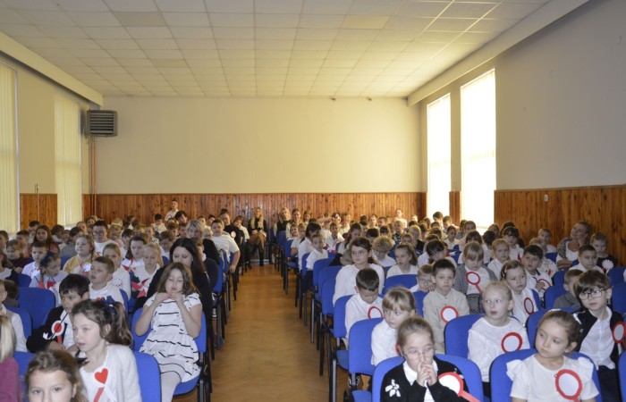 Zbliża się bardzo ważny dzień dla każdego Polaka – 11 Listopada. Nasza szkoła już dziś postanowiła uczcić ten dzień - odbyła się uroczystość z okazji Narodowego Dnia Niepodległości. Był to wyjątkowy czas, podczas którego cała społeczność szkolna mogła wspólnie uczcić jedno z najważniejszych świąt państwowych w Polsce.
Głównym punktem programu był występ uczniów klas szóstych, którzy pod kierunkiem wychowawców, przygotowali wzruszające przedstawienie o tematyce patriotycznej. Młodzi artyści z wielkim zaangażowaniem zaprezentowali najważniejsze wydarzenia, przypominając wszystkim o drodze Polski do wolności oraz o bohaterach narodowych.
Uroczystość uświetnił również występ zespołu wokalnego Forte, prowadzonego przez panią Iwonę Matukiewicz. 
Ważnym momentem wydarzenia było wspólne odśpiewanie hymnu narodowego oraz innych pieśni patriotycznych. Ta chwila połączyła wszystkich uczestników w poczuciu wspólnoty i dumy z bycia Polakami.
Serdecznie dziękujemy wszystkim uczniom, nauczycielom i gościom za udział w uroczystości oraz zaangażowanie w pielęgnowanie pamięci o historii naszego kraju.
