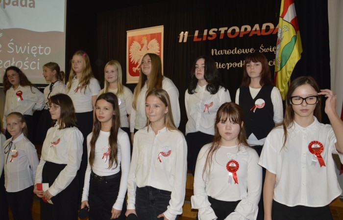 Zbliża się bardzo ważny dzień dla każdego Polaka – 11 Listopada. Nasza szkoła już dziś postanowiła uczcić ten dzień - odbyła się uroczystość z okazji Narodowego Dnia Niepodległości. Był to wyjątkowy czas, podczas którego cała społeczność szkolna mogła wspólnie uczcić jedno z najważniejszych świąt państwowych w Polsce.
Głównym punktem programu był występ uczniów klas szóstych, którzy pod kierunkiem wychowawców, przygotowali wzruszające przedstawienie o tematyce patriotycznej. Młodzi artyści z wielkim zaangażowaniem zaprezentowali najważniejsze wydarzenia, przypominając wszystkim o drodze Polski do wolności oraz o bohaterach narodowych.
Uroczystość uświetnił również występ zespołu wokalnego Forte, prowadzonego przez panią Iwonę Matukiewicz. 
Ważnym momentem wydarzenia było wspólne odśpiewanie hymnu narodowego oraz innych pieśni patriotycznych. Ta chwila połączyła wszystkich uczestników w poczuciu wspólnoty i dumy z bycia Polakami.
Serdecznie dziękujemy wszystkim uczniom, nauczycielom i gościom za udział w uroczystości oraz zaangażowanie w pielęgnowanie pamięci o historii naszego kraju.
