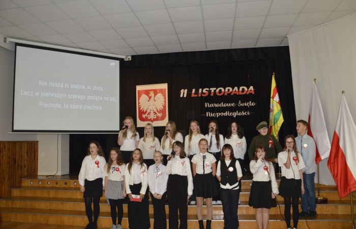 Zbliża się bardzo ważny dzień dla każdego Polaka – 11 Listopada. Nasza szkoła już dziś postanowiła uczcić ten dzień - odbyła się uroczystość z okazji Narodowego Dnia Niepodległości. Był to wyjątkowy czas, podczas którego cała społeczność szkolna mogła wspólnie uczcić jedno z najważniejszych świąt państwowych w Polsce.
Głównym punktem programu był występ uczniów klas szóstych, którzy pod kierunkiem wychowawców, przygotowali wzruszające przedstawienie o tematyce patriotycznej. Młodzi artyści z wielkim zaangażowaniem zaprezentowali najważniejsze wydarzenia, przypominając wszystkim o drodze Polski do wolności oraz o bohaterach narodowych.
Uroczystość uświetnił również występ zespołu wokalnego Forte, prowadzonego przez panią Iwonę Matukiewicz. 
Ważnym momentem wydarzenia było wspólne odśpiewanie hymnu narodowego oraz innych pieśni patriotycznych. Ta chwila połączyła wszystkich uczestników w poczuciu wspólnoty i dumy z bycia Polakami.
Serdecznie dziękujemy wszystkim uczniom, nauczycielom i gościom za udział w uroczystości oraz zaangażowanie w pielęgnowanie pamięci o historii naszego kraju.
