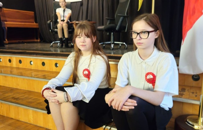 Zbliża się bardzo ważny dzień dla każdego Polaka – 11 Listopada. Nasza szkoła już dziś postanowiła uczcić ten dzień - odbyła się uroczystość z okazji Narodowego Dnia Niepodległości. Był to wyjątkowy czas, podczas którego cała społeczność szkolna mogła wspólnie uczcić jedno z najważniejszych świąt państwowych w Polsce.
Głównym punktem programu był występ uczniów klas szóstych, którzy pod kierunkiem wychowawców, przygotowali wzruszające przedstawienie o tematyce patriotycznej. Młodzi artyści z wielkim zaangażowaniem zaprezentowali najważniejsze wydarzenia, przypominając wszystkim o drodze Polski do wolności oraz o bohaterach narodowych.
Uroczystość uświetnił również występ zespołu wokalnego Forte, prowadzonego przez panią Iwonę Matukiewicz. 
Ważnym momentem wydarzenia było wspólne odśpiewanie hymnu narodowego oraz innych pieśni patriotycznych. Ta chwila połączyła wszystkich uczestników w poczuciu wspólnoty i dumy z bycia Polakami.
Serdecznie dziękujemy wszystkim uczniom, nauczycielom i gościom za udział w uroczystości oraz zaangażowanie w pielęgnowanie pamięci o historii naszego kraju.
