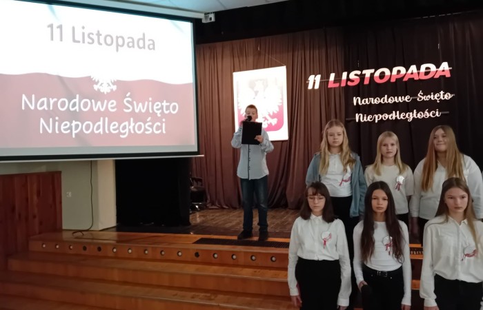 Zbliża się bardzo ważny dzień dla każdego Polaka – 11 Listopada. Nasza szkoła już dziś postanowiła uczcić ten dzień - odbyła się uroczystość z okazji Narodowego Dnia Niepodległości. Był to wyjątkowy czas, podczas którego cała społeczność szkolna mogła wspólnie uczcić jedno z najważniejszych świąt państwowych w Polsce.
Głównym punktem programu był występ uczniów klas szóstych, którzy pod kierunkiem wychowawców, przygotowali wzruszające przedstawienie o tematyce patriotycznej. Młodzi artyści z wielkim zaangażowaniem zaprezentowali najważniejsze wydarzenia, przypominając wszystkim o drodze Polski do wolności oraz o bohaterach narodowych.
Uroczystość uświetnił również występ zespołu wokalnego Forte, prowadzonego przez panią Iwonę Matukiewicz. 
Ważnym momentem wydarzenia było wspólne odśpiewanie hymnu narodowego oraz innych pieśni patriotycznych. Ta chwila połączyła wszystkich uczestników w poczuciu wspólnoty i dumy z bycia Polakami.
Serdecznie dziękujemy wszystkim uczniom, nauczycielom i gościom za udział w uroczystości oraz zaangażowanie w pielęgnowanie pamięci o historii naszego kraju.
