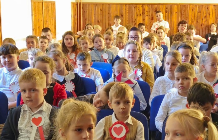 Zbliża się bardzo ważny dzień dla każdego Polaka – 11 Listopada. Nasza szkoła już dziś postanowiła uczcić ten dzień - odbyła się uroczystość z okazji Narodowego Dnia Niepodległości. Był to wyjątkowy czas, podczas którego cała społeczność szkolna mogła wspólnie uczcić jedno z najważniejszych świąt państwowych w Polsce.
Głównym punktem programu był występ uczniów klas szóstych, którzy pod kierunkiem wychowawców, przygotowali wzruszające przedstawienie o tematyce patriotycznej. Młodzi artyści z wielkim zaangażowaniem zaprezentowali najważniejsze wydarzenia, przypominając wszystkim o drodze Polski do wolności oraz o bohaterach narodowych.
Uroczystość uświetnił również występ zespołu wokalnego Forte, prowadzonego przez panią Iwonę Matukiewicz. 
Ważnym momentem wydarzenia było wspólne odśpiewanie hymnu narodowego oraz innych pieśni patriotycznych. Ta chwila połączyła wszystkich uczestników w poczuciu wspólnoty i dumy z bycia Polakami.
Serdecznie dziękujemy wszystkim uczniom, nauczycielom i gościom za udział w uroczystości oraz zaangażowanie w pielęgnowanie pamięci o historii naszego kraju.
