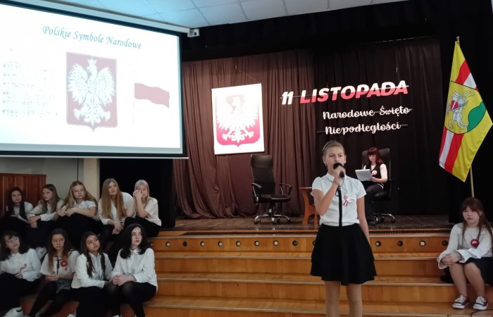 Zbliża się bardzo ważny dzień dla każdego Polaka – 11 Listopada. Nasza szkoła już dziś postanowiła uczcić ten dzień - odbyła się uroczystość z okazji Narodowego Dnia Niepodległości. Był to wyjątkowy czas, podczas którego cała społeczność szkolna mogła wspólnie uczcić jedno z najważniejszych świąt państwowych w Polsce.
Głównym punktem programu był występ uczniów klas szóstych, którzy pod kierunkiem wychowawców, przygotowali wzruszające przedstawienie o tematyce patriotycznej. Młodzi artyści z wielkim zaangażowaniem zaprezentowali najważniejsze wydarzenia, przypominając wszystkim o drodze Polski do wolności oraz o bohaterach narodowych.
Uroczystość uświetnił również występ zespołu wokalnego Forte, prowadzonego przez panią Iwonę Matukiewicz. 
Ważnym momentem wydarzenia było wspólne odśpiewanie hymnu narodowego oraz innych pieśni patriotycznych. Ta chwila połączyła wszystkich uczestników w poczuciu wspólnoty i dumy z bycia Polakami.
Serdecznie dziękujemy wszystkim uczniom, nauczycielom i gościom za udział w uroczystości oraz zaangażowanie w pielęgnowanie pamięci o historii naszego kraju.
