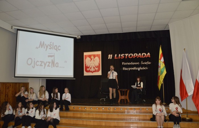 Zbliża się bardzo ważny dzień dla każdego Polaka – 11 Listopada. Nasza szkoła już dziś postanowiła uczcić ten dzień - odbyła się uroczystość z okazji Narodowego Dnia Niepodległości. Był to wyjątkowy czas, podczas którego cała społeczność szkolna mogła wspólnie uczcić jedno z najważniejszych świąt państwowych w Polsce.
Głównym punktem programu był występ uczniów klas szóstych, którzy pod kierunkiem wychowawców, przygotowali wzruszające przedstawienie o tematyce patriotycznej. Młodzi artyści z wielkim zaangażowaniem zaprezentowali najważniejsze wydarzenia, przypominając wszystkim o drodze Polski do wolności oraz o bohaterach narodowych.
Uroczystość uświetnił również występ zespołu wokalnego Forte, prowadzonego przez panią Iwonę Matukiewicz. 
Ważnym momentem wydarzenia było wspólne odśpiewanie hymnu narodowego oraz innych pieśni patriotycznych. Ta chwila połączyła wszystkich uczestników w poczuciu wspólnoty i dumy z bycia Polakami.
Serdecznie dziękujemy wszystkim uczniom, nauczycielom i gościom za udział w uroczystości oraz zaangażowanie w pielęgnowanie pamięci o historii naszego kraju.
