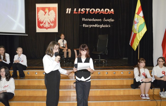 Zbliża się bardzo ważny dzień dla każdego Polaka – 11 Listopada. Nasza szkoła już dziś postanowiła uczcić ten dzień - odbyła się uroczystość z okazji Narodowego Dnia Niepodległości. Był to wyjątkowy czas, podczas którego cała społeczność szkolna mogła wspólnie uczcić jedno z najważniejszych świąt państwowych w Polsce.
Głównym punktem programu był występ uczniów klas szóstych, którzy pod kierunkiem wychowawców, przygotowali wzruszające przedstawienie o tematyce patriotycznej. Młodzi artyści z wielkim zaangażowaniem zaprezentowali najważniejsze wydarzenia, przypominając wszystkim o drodze Polski do wolności oraz o bohaterach narodowych.
Uroczystość uświetnił również występ zespołu wokalnego Forte, prowadzonego przez panią Iwonę Matukiewicz. 
Ważnym momentem wydarzenia było wspólne odśpiewanie hymnu narodowego oraz innych pieśni patriotycznych. Ta chwila połączyła wszystkich uczestników w poczuciu wspólnoty i dumy z bycia Polakami.
Serdecznie dziękujemy wszystkim uczniom, nauczycielom i gościom za udział w uroczystości oraz zaangażowanie w pielęgnowanie pamięci o historii naszego kraju.
