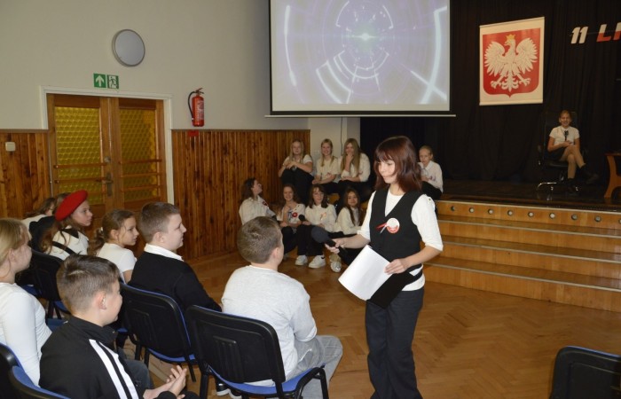 Zbliża się bardzo ważny dzień dla każdego Polaka – 11 Listopada. Nasza szkoła już dziś postanowiła uczcić ten dzień - odbyła się uroczystość z okazji Narodowego Dnia Niepodległości. Był to wyjątkowy czas, podczas którego cała społeczność szkolna mogła wspólnie uczcić jedno z najważniejszych świąt państwowych w Polsce.
Głównym punktem programu był występ uczniów klas szóstych, którzy pod kierunkiem wychowawców, przygotowali wzruszające przedstawienie o tematyce patriotycznej. Młodzi artyści z wielkim zaangażowaniem zaprezentowali najważniejsze wydarzenia, przypominając wszystkim o drodze Polski do wolności oraz o bohaterach narodowych.
Uroczystość uświetnił również występ zespołu wokalnego Forte, prowadzonego przez panią Iwonę Matukiewicz. 
Ważnym momentem wydarzenia było wspólne odśpiewanie hymnu narodowego oraz innych pieśni patriotycznych. Ta chwila połączyła wszystkich uczestników w poczuciu wspólnoty i dumy z bycia Polakami.
Serdecznie dziękujemy wszystkim uczniom, nauczycielom i gościom za udział w uroczystości oraz zaangażowanie w pielęgnowanie pamięci o historii naszego kraju.
