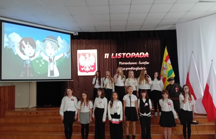 Zbliża się bardzo ważny dzień dla każdego Polaka – 11 Listopada. Nasza szkoła już dziś postanowiła uczcić ten dzień - odbyła się uroczystość z okazji Narodowego Dnia Niepodległości. Był to wyjątkowy czas, podczas którego cała społeczność szkolna mogła wspólnie uczcić jedno z najważniejszych świąt państwowych w Polsce.
Głównym punktem programu był występ uczniów klas szóstych, którzy pod kierunkiem wychowawców, przygotowali wzruszające przedstawienie o tematyce patriotycznej. Młodzi artyści z wielkim zaangażowaniem zaprezentowali najważniejsze wydarzenia, przypominając wszystkim o drodze Polski do wolności oraz o bohaterach narodowych.
Uroczystość uświetnił również występ zespołu wokalnego Forte, prowadzonego przez panią Iwonę Matukiewicz. 
Ważnym momentem wydarzenia było wspólne odśpiewanie hymnu narodowego oraz innych pieśni patriotycznych. Ta chwila połączyła wszystkich uczestników w poczuciu wspólnoty i dumy z bycia Polakami.
Serdecznie dziękujemy wszystkim uczniom, nauczycielom i gościom za udział w uroczystości oraz zaangażowanie w pielęgnowanie pamięci o historii naszego kraju.
