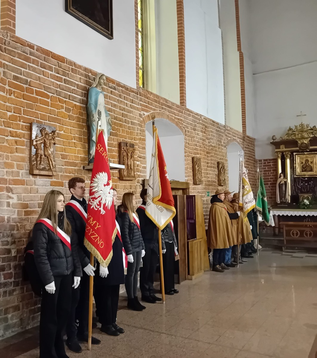 11 listopada 2025 roku, Poczet Sztandarowy naszej szkoły uczestniczył w uroczystej Mszy Świętej w intencji Ojczyzny, odprawianej w kościele św. Bartłomieja w Pasłęku. 
Była to wyjątkowa chwila, podczas której wspólnie oddaliśmy hołd wszystkim, którzy walczyli o wolność naszej Ojczyzny. Sztandar szkolny dumnie powiewał obok biało-czerwonych flag, symbolizując pamięć, jedność i patriotyzm. Uczniowie w galowych strojach, z powagą i dumą, uczestniczyli w ceremonii, reprezentując całą społeczność uczniowską. Po zakończeniu Mszy Świętej uczestnicy złożyli kwiaty i zapalili znicze przy pomniku upamiętniającym bohaterów walk o niepodległość. 

