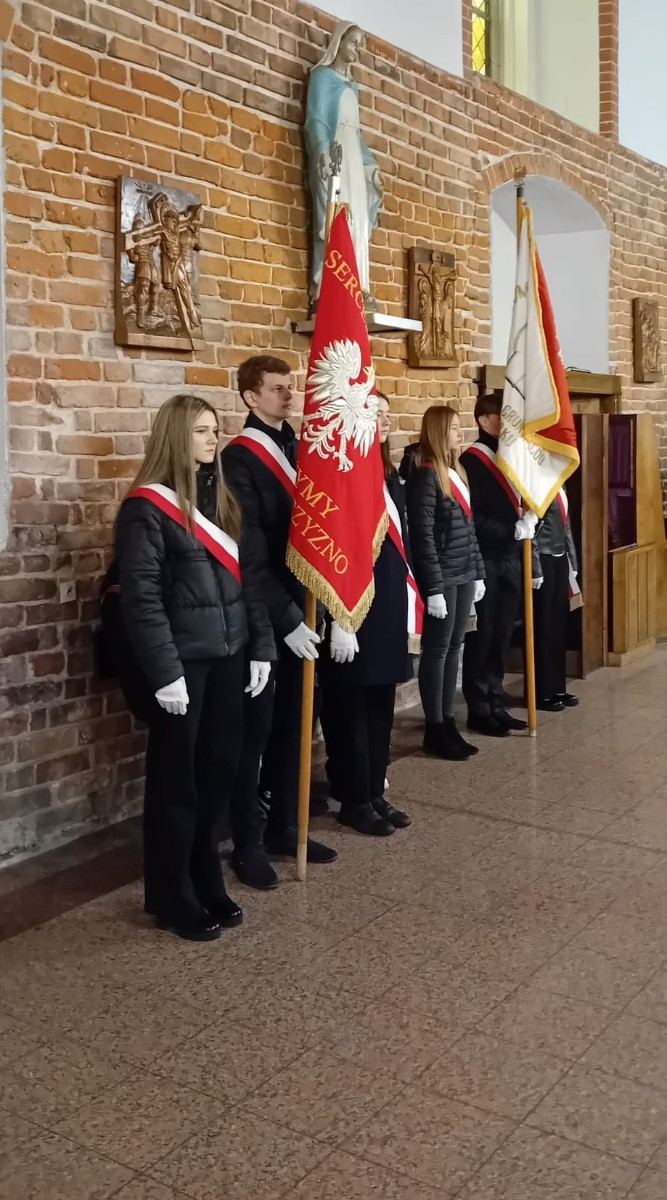 11 listopada 2025 roku, Poczet Sztandarowy naszej szkoły uczestniczył w uroczystej Mszy Świętej w intencji Ojczyzny, odprawianej w kościele św. Bartłomieja w Pasłęku. 
Była to wyjątkowa chwila, podczas której wspólnie oddaliśmy hołd wszystkim, którzy walczyli o wolność naszej Ojczyzny. Sztandar szkolny dumnie powiewał obok biało-czerwonych flag, symbolizując pamięć, jedność i patriotyzm. Uczniowie w galowych strojach, z powagą i dumą, uczestniczyli w ceremonii, reprezentując całą społeczność uczniowską. Po zakończeniu Mszy Świętej uczestnicy złożyli kwiaty i zapalili znicze przy pomniku upamiętniającym bohaterów walk o niepodległość. 
