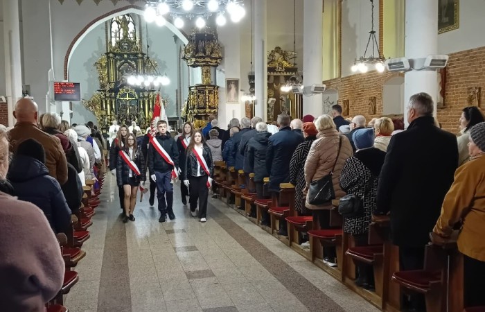 11 listopada 2025 roku, Poczet Sztandarowy naszej szkoły uczestniczył w uroczystej Mszy Świętej w intencji Ojczyzny, odprawianej w kościele św. Bartłomieja w Pasłęku. 
Była to wyjątkowa chwila, podczas której wspólnie oddaliśmy hołd wszystkim, którzy walczyli o wolność naszej Ojczyzny. Sztandar szkolny dumnie powiewał obok biało-czerwonych flag, symbolizując pamięć, jedność i patriotyzm. Uczniowie w galowych strojach, z powagą i dumą, uczestniczyli w ceremonii, reprezentując całą społeczność uczniowską. Po zakończeniu Mszy Świętej uczestnicy złożyli kwiaty i zapalili znicze przy pomniku upamiętniającym bohaterów walk o niepodległość. 
