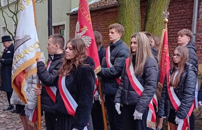 11 listopada 2025 roku, Poczet Sztandarowy naszej szkoły uczestniczył w uroczystej Mszy Świętej w intencji Ojczyzny, odprawianej w kościele św. Bartłomieja w Pasłęku. 
Była to wyjątkowa chwila, podczas której wspólnie oddaliśmy hołd wszystkim, którzy walczyli o wolność naszej Ojczyzny. Sztandar szkolny dumnie powiewał obok biało-czerwonych flag, symbolizując pamięć, jedność i patriotyzm. Uczniowie w galowych strojach, z powagą i dumą, uczestniczyli w ceremonii, reprezentując całą społeczność uczniowską. Po zakończeniu Mszy Świętej uczestnicy złożyli kwiaty i zapalili znicze przy pomniku upamiętniającym bohaterów walk o niepodległość. 
