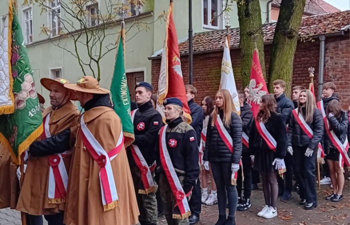 11 listopada 2025 roku, Poczet Sztandarowy naszej szkoły uczestniczył w uroczystej Mszy Świętej w intencji Ojczyzny, odprawianej w kościele św. Bartłomieja w Pasłęku. 
Była to wyjątkowa chwila, podczas której wspólnie oddaliśmy hołd wszystkim, którzy walczyli o wolność naszej Ojczyzny. Sztandar szkolny dumnie powiewał obok biało-czerwonych flag, symbolizując pamięć, jedność i patriotyzm. Uczniowie w galowych strojach, z powagą i dumą, uczestniczyli w ceremonii, reprezentując całą społeczność uczniowską. Po zakończeniu Mszy Świętej uczestnicy złożyli kwiaty i zapalili znicze przy pomniku upamiętniającym bohaterów walk o niepodległość. 
