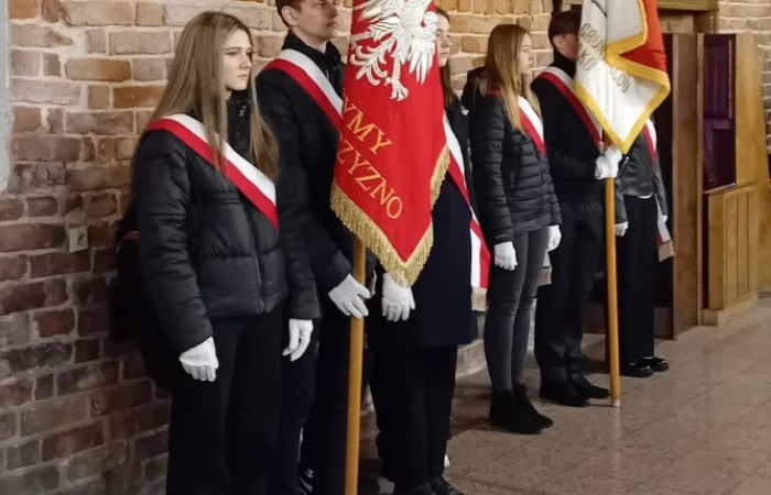11 listopada 2025 roku, Poczet Sztandarowy naszej szkoły uczestniczył w uroczystej Mszy Świętej w intencji Ojczyzny, odprawianej w kościele św. Bartłomieja w Pasłęku. 
Była to wyjątkowa chwila, podczas której wspólnie oddaliśmy hołd wszystkim, którzy walczyli o wolność naszej Ojczyzny. Sztandar szkolny dumnie powiewał obok biało-czerwonych flag, symbolizując pamięć, jedność i patriotyzm. Uczniowie w galowych strojach, z powagą i dumą, uczestniczyli w ceremonii, reprezentując całą społeczność uczniowską. Po zakończeniu Mszy Świętej uczestnicy złożyli kwiaty i zapalili znicze przy pomniku upamiętniającym bohaterów walk o niepodległość. 
