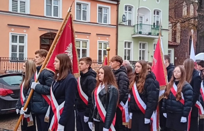 11 listopada 2025 roku, Poczet Sztandarowy naszej szkoły uczestniczył w uroczystej Mszy Świętej w intencji Ojczyzny, odprawianej w kościele św. Bartłomieja w Pasłęku. 
Była to wyjątkowa chwila, podczas której wspólnie oddaliśmy hołd wszystkim, którzy walczyli o wolność naszej Ojczyzny. Sztandar szkolny dumnie powiewał obok biało-czerwonych flag, symbolizując pamięć, jedność i patriotyzm. Uczniowie w galowych strojach, z powagą i dumą, uczestniczyli w ceremonii, reprezentując całą społeczność uczniowską. Po zakończeniu Mszy Świętej uczestnicy złożyli kwiaty i zapalili znicze przy pomniku upamiętniającym bohaterów walk o niepodległość. 
