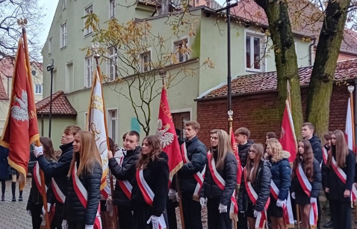 11 listopada 2025 roku, Poczet Sztandarowy naszej szkoły uczestniczył w uroczystej Mszy Świętej w intencji Ojczyzny, odprawianej w kościele św. Bartłomieja w Pasłęku. 
Była to wyjątkowa chwila, podczas której wspólnie oddaliśmy hołd wszystkim, którzy walczyli o wolność naszej Ojczyzny. Sztandar szkolny dumnie powiewał obok biało-czerwonych flag, symbolizując pamięć, jedność i patriotyzm. Uczniowie w galowych strojach, z powagą i dumą, uczestniczyli w ceremonii, reprezentując całą społeczność uczniowską. Po zakończeniu Mszy Świętej uczestnicy złożyli kwiaty i zapalili znicze przy pomniku upamiętniającym bohaterów walk o niepodległość. 
