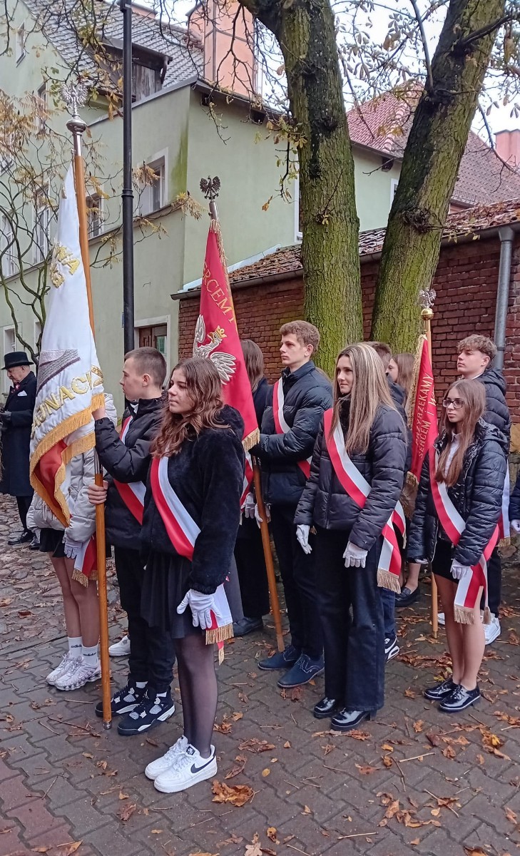11 listopada 2025 roku, Poczet Sztandarowy naszej szkoły uczestniczył w uroczystej Mszy Świętej w intencji Ojczyzny, odprawianej w kościele św. Bartłomieja w Pasłęku. 
Była to wyjątkowa chwila, podczas której wspólnie oddaliśmy hołd wszystkim, którzy walczyli o wolność naszej Ojczyzny. Sztandar szkolny dumnie powiewał obok biało-czerwonych flag, symbolizując pamięć, jedność i patriotyzm. Uczniowie w galowych strojach, z powagą i dumą, uczestniczyli w ceremonii, reprezentując całą społeczność uczniowską. Po zakończeniu Mszy Świętej uczestnicy złożyli kwiaty i zapalili znicze przy pomniku upamiętniającym bohaterów walk o niepodległość. 
