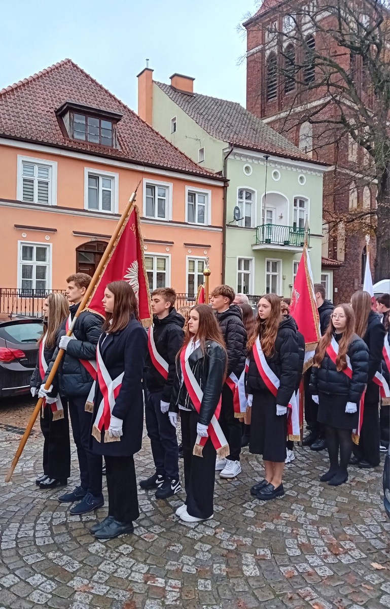 11 listopada 2025 roku, Poczet Sztandarowy naszej szkoły uczestniczył w uroczystej Mszy Świętej w intencji Ojczyzny, odprawianej w kościele św. Bartłomieja w Pasłęku. 
Była to wyjątkowa chwila, podczas której wspólnie oddaliśmy hołd wszystkim, którzy walczyli o wolność naszej Ojczyzny. Sztandar szkolny dumnie powiewał obok biało-czerwonych flag, symbolizując pamięć, jedność i patriotyzm. Uczniowie w galowych strojach, z powagą i dumą, uczestniczyli w ceremonii, reprezentując całą społeczność uczniowską. Po zakończeniu Mszy Świętej uczestnicy złożyli kwiaty i zapalili znicze przy pomniku upamiętniającym bohaterów walk o niepodległość. 
