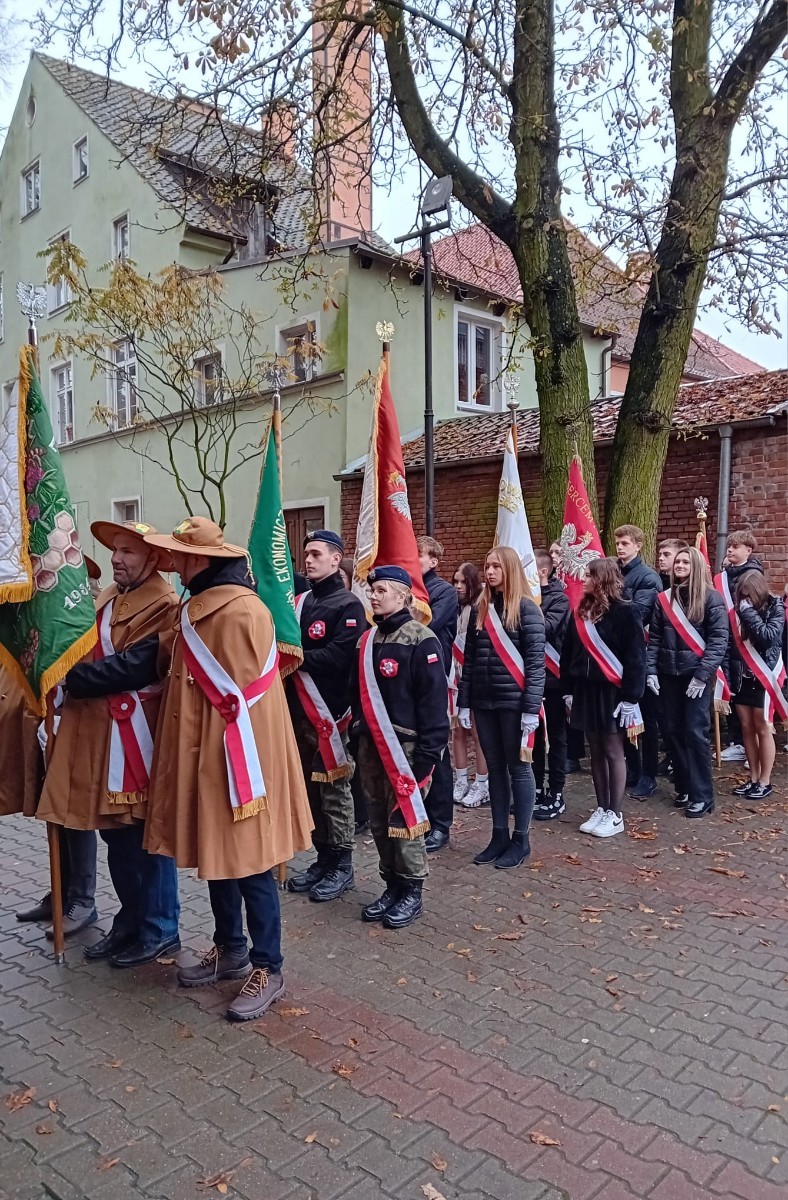 11 listopada 2025 roku, Poczet Sztandarowy naszej szkoły uczestniczył w uroczystej Mszy Świętej w intencji Ojczyzny, odprawianej w kościele św. Bartłomieja w Pasłęku. 
Była to wyjątkowa chwila, podczas której wspólnie oddaliśmy hołd wszystkim, którzy walczyli o wolność naszej Ojczyzny. Sztandar szkolny dumnie powiewał obok biało-czerwonych flag, symbolizując pamięć, jedność i patriotyzm. Uczniowie w galowych strojach, z powagą i dumą, uczestniczyli w ceremonii, reprezentując całą społeczność uczniowską. Po zakończeniu Mszy Świętej uczestnicy złożyli kwiaty i zapalili znicze przy pomniku upamiętniającym bohaterów walk o niepodległość. 
