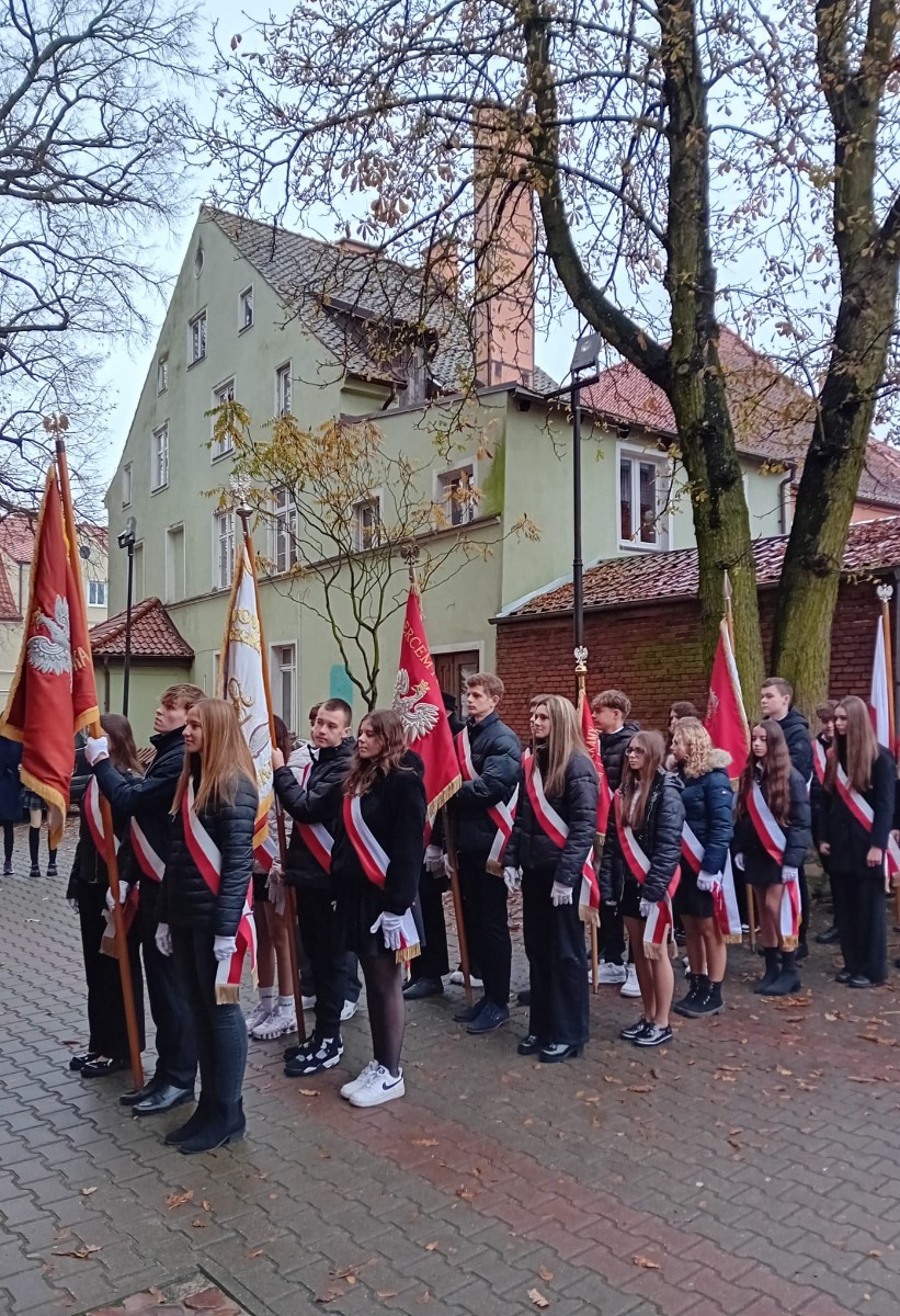 11 listopada 2025 roku, Poczet Sztandarowy naszej szkoły uczestniczył w uroczystej Mszy Świętej w intencji Ojczyzny, odprawianej w kościele św. Bartłomieja w Pasłęku. 
Była to wyjątkowa chwila, podczas której wspólnie oddaliśmy hołd wszystkim, którzy walczyli o wolność naszej Ojczyzny. Sztandar szkolny dumnie powiewał obok biało-czerwonych flag, symbolizując pamięć, jedność i patriotyzm. Uczniowie w galowych strojach, z powagą i dumą, uczestniczyli w ceremonii, reprezentując całą społeczność uczniowską. Po zakończeniu Mszy Świętej uczestnicy złożyli kwiaty i zapalili znicze przy pomniku upamiętniającym bohaterów walk o niepodległość. 
